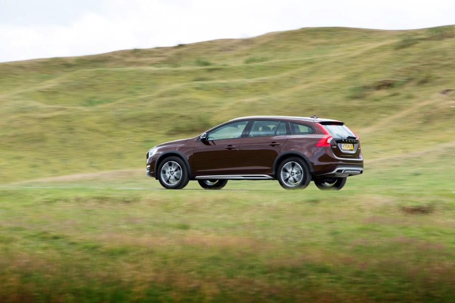  Volvo V60 D3 Cross Country 2015 года  (UK) (фото 4 из 22)